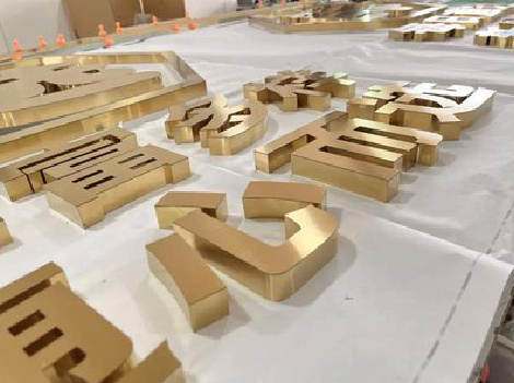 巴东拉丝不锈钢字的特点。